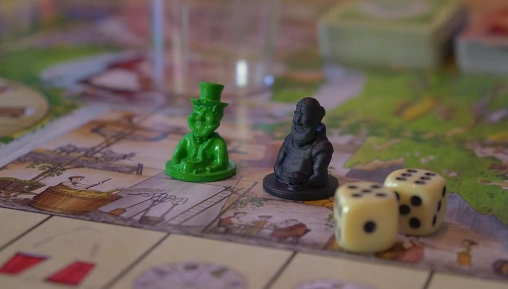 Eine Nahaufnahme der Figuren und Karten auf dem Spielfeld