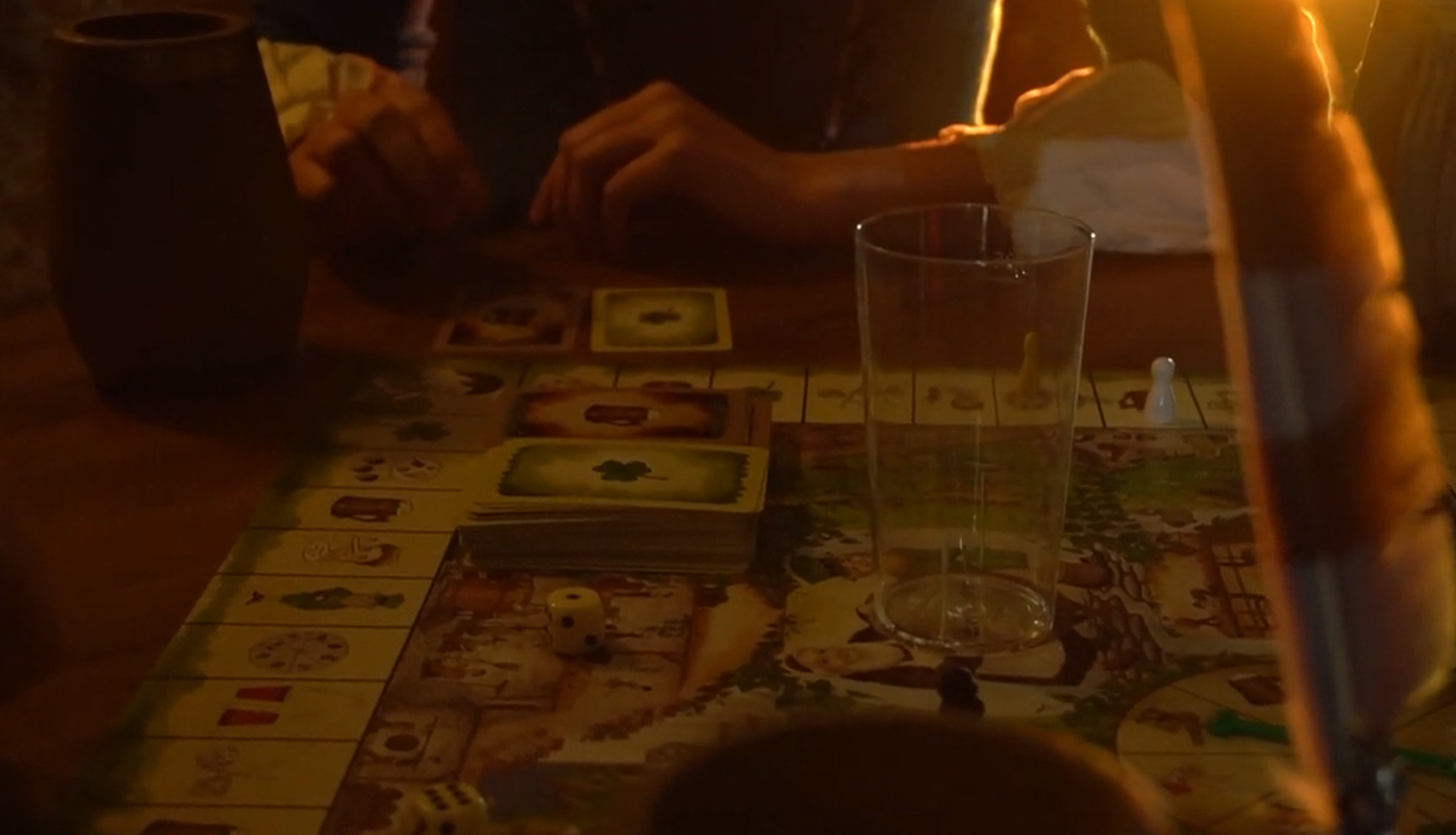 Eine cinematische Aufnahme des Spielfeldes, die Spieler/-innen sind historisch gekleidet