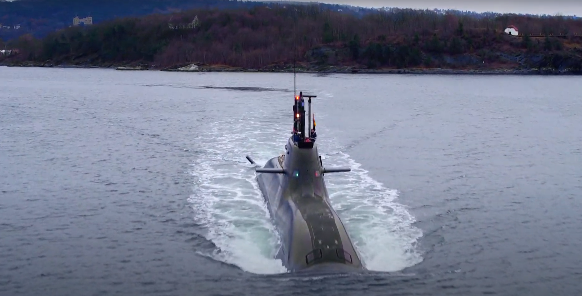 Ein U-Boot fährt an der Wasseroberfläche auf die Kamera zu