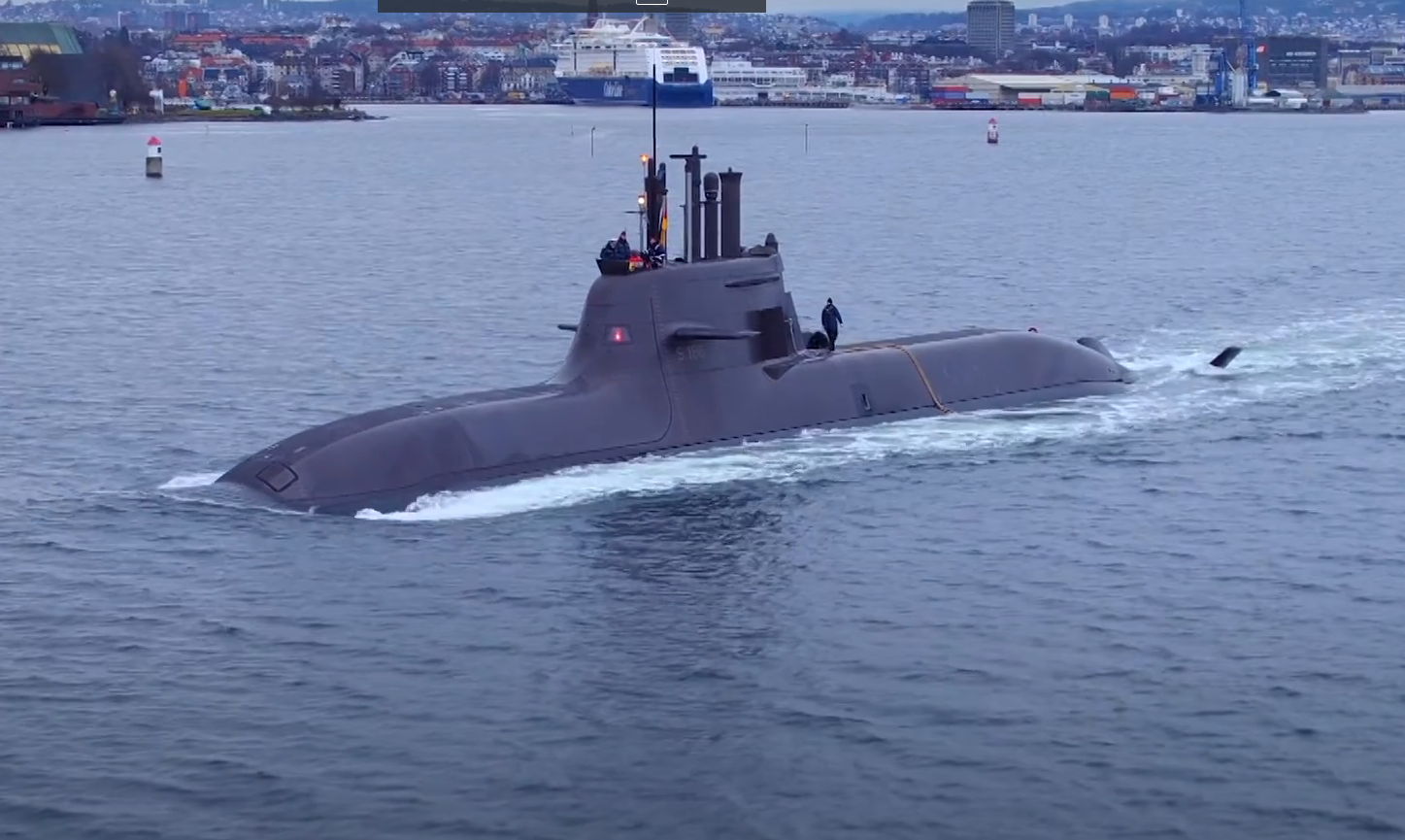 Ein U-Boot fährt durch einen Kanal an der Kamera vorbei
